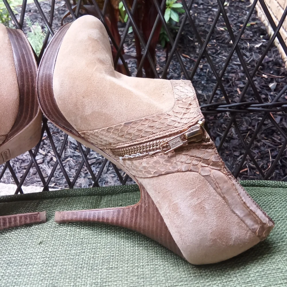 Coach Beatrice Suede Ankle Bootie Pumps Size 8.